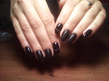 Manikürcü onu mükemmel bir manikürcüye dönüştürdü. Ellerinde cilalı jöle vardı ve müşteri mutluydu.