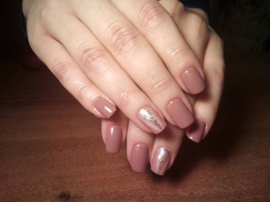 Manikürcü onu mükemmel bir manikürcüye dönüştürdü. Ellerinde cilalı jöle vardı ve müşteri mutluydu.