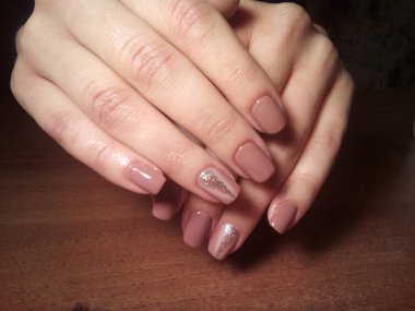 Manikürcü onu mükemmel bir manikürcüye dönüştürdü. Ellerinde cilalı jöle vardı ve müşteri mutluydu.