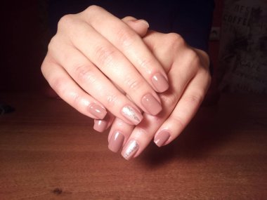 Manikürcü onu mükemmel bir manikürcüye dönüştürdü. Ellerinde cilalı jöle vardı ve müşteri mutluydu.