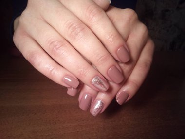 Manikürcü onu mükemmel bir manikürcüye dönüştürdü. Ellerinde cilalı jöle vardı ve müşteri mutluydu.