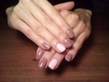 Manikürcü onu mükemmel bir manikürcüye dönüştürdü. Ellerinde cilalı jöle vardı ve müşteri mutluydu.