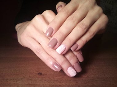 Manikürcü onu mükemmel bir manikürcüye dönüştürdü. Ellerinde cilalı jöle vardı ve müşteri mutluydu.