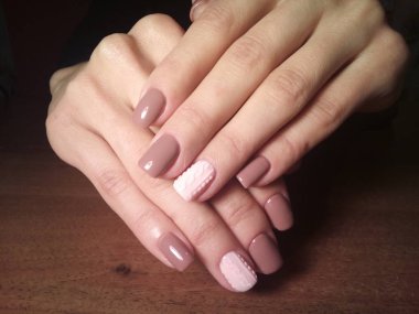 Manikürcü onu mükemmel bir manikürcüye dönüştürdü. Ellerinde cilalı jöle vardı ve müşteri mutluydu.