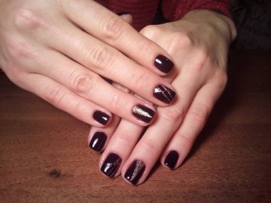 Manikürcü onu mükemmel bir manikürcüye dönüştürdü. Ellerinde cilalı jöle vardı ve müşteri mutluydu.