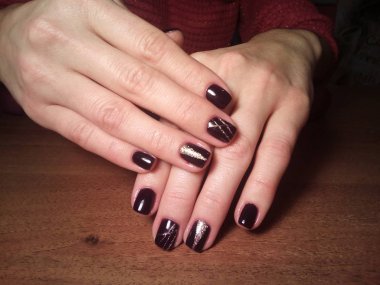 Manikürcü onu mükemmel bir manikürcüye dönüştürdü. Ellerinde cilalı jöle vardı ve müşteri mutluydu.