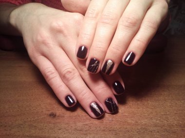 Manikürcü onu mükemmel bir manikürcüye dönüştürdü. Ellerinde cilalı jöle vardı ve müşteri mutluydu.