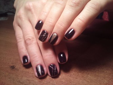 Manikürcü onu mükemmel bir manikürcüye dönüştürdü. Ellerinde cilalı jöle vardı ve müşteri mutluydu.