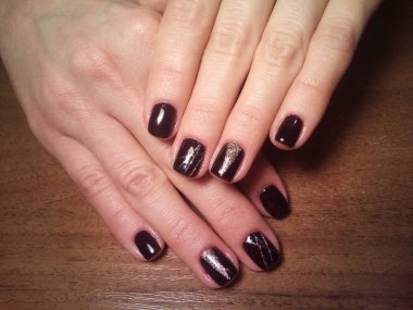 Manikürcü onu mükemmel bir manikürcüye dönüştürdü. Ellerinde cilalı jöle vardı ve müşteri mutluydu.