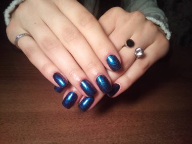 Manikürcü onu mükemmel bir manikürcüye dönüştürdü. Ellerinde cilalı jöle vardı ve müşteri mutluydu.