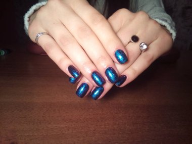 Manikürcü onu mükemmel bir manikürcüye dönüştürdü. Ellerinde cilalı jöle vardı ve müşteri mutluydu.