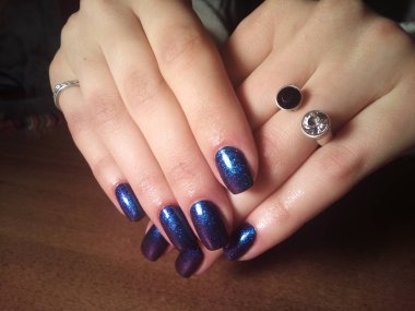 Manikürcü onu mükemmel bir manikürcüye dönüştürdü. Ellerinde cilalı jöle vardı ve müşteri mutluydu.