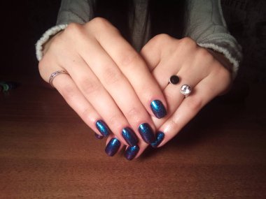 Manikürcü onu mükemmel bir manikürcüye dönüştürdü. Ellerinde cilalı jöle vardı ve müşteri mutluydu.