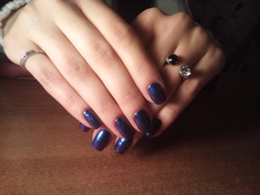 Manikürcü onu mükemmel bir manikürcüye dönüştürdü. Ellerinde cilalı jöle vardı ve müşteri mutluydu.