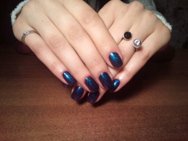 Manikürcü onu mükemmel bir manikürcüye dönüştürdü. Ellerinde cilalı jöle vardı ve müşteri mutluydu.