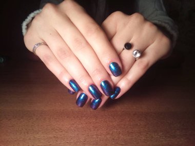 Manikürcü onu mükemmel bir manikürcüye dönüştürdü. Ellerinde cilalı jöle vardı ve müşteri mutluydu.