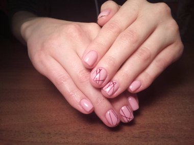 Manikürcü onu mükemmel bir manikürcüye dönüştürdü. Ellerinde cilalı jöle vardı ve müşteri mutluydu.