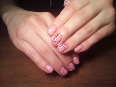 Manikürcü onu mükemmel bir manikürcüye dönüştürdü. Ellerinde cilalı jöle vardı ve müşteri mutluydu.