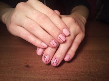 Manikürcü onu mükemmel bir manikürcüye dönüştürdü. Ellerinde cilalı jöle vardı ve müşteri mutluydu.