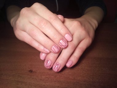 Manikürcü onu mükemmel bir manikürcüye dönüştürdü. Ellerinde cilalı jöle vardı ve müşteri mutluydu.