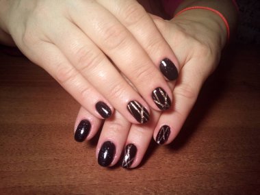 Manikürcü onu mükemmel bir manikürcüye dönüştürdü. Ellerinde cilalı jöle vardı ve müşteri mutluydu.