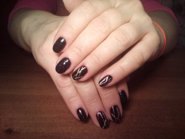 Manikürcü onu mükemmel bir manikürcüye dönüştürdü. Ellerinde cilalı jöle vardı ve müşteri mutluydu.