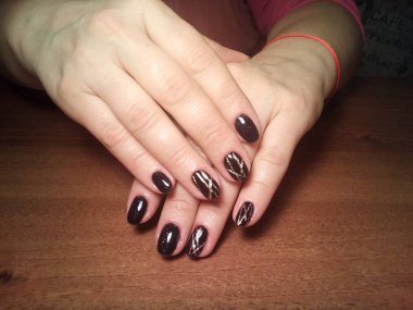 Manikürcü onu mükemmel bir manikürcüye dönüştürdü. Ellerinde cilalı jöle vardı ve müşteri mutluydu.