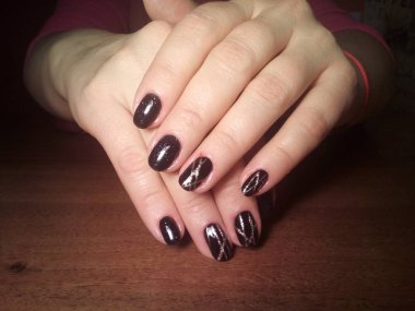 Manikürcü onu mükemmel bir manikürcüye dönüştürdü. Ellerinde cilalı jöle vardı ve müşteri mutluydu.