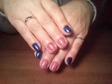 Manikürcü onu mükemmel bir manikürcüye dönüştürdü. Ellerinde cilalı jöle vardı ve müşteri mutluydu.