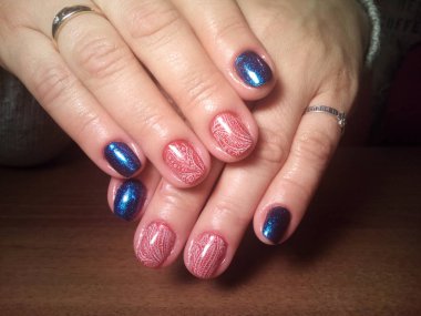 Manikürcü onu mükemmel bir manikürcüye dönüştürdü. Ellerinde cilalı jöle vardı ve müşteri mutluydu.