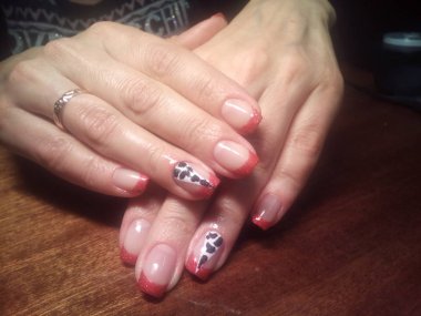 Manikürcü onu mükemmel bir manikürcüye dönüştürdü. Ellerinde cilalı jöle vardı ve müşteri mutluydu.