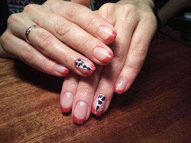 Manikürcü onu mükemmel bir manikürcüye dönüştürdü. Ellerinde cilalı jöle vardı ve müşteri mutluydu.