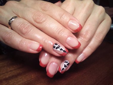 Manikürcü onu mükemmel bir manikürcüye dönüştürdü. Ellerinde cilalı jöle vardı ve müşteri mutluydu.