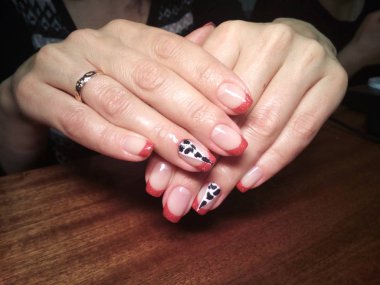 Manikürcü onu mükemmel bir manikürcüye dönüştürdü. Ellerinde cilalı jöle vardı ve müşteri mutluydu.