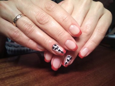 Manikürcü onu mükemmel bir manikürcüye dönüştürdü. Ellerinde cilalı jöle vardı ve müşteri mutluydu.