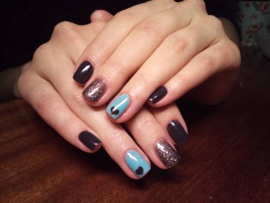 Manikürcü onu mükemmel bir manikürcüye dönüştürdü. Ellerinde cilalı jöle vardı ve müşteri mutluydu.