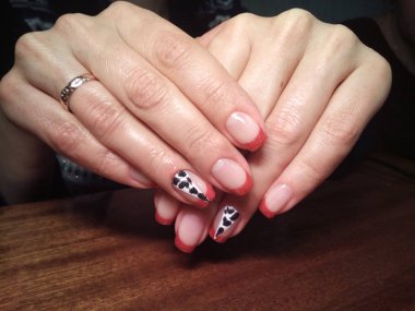 Manikürcü onu mükemmel bir manikürcüye dönüştürdü. Ellerinde cilalı jöle vardı ve müşteri mutluydu.