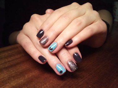 Manikürcü onu mükemmel bir manikürcüye dönüştürdü. Ellerinde cilalı jöle vardı ve müşteri mutluydu.