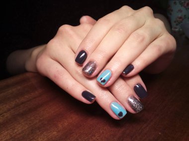 Manikürcü onu mükemmel bir manikürcüye dönüştürdü. Ellerinde cilalı jöle vardı ve müşteri mutluydu.