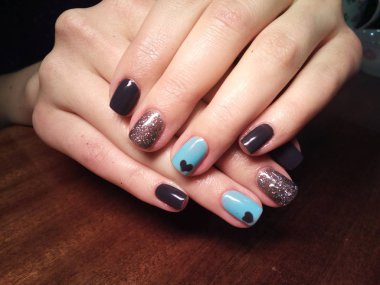 Manikürcü onu mükemmel bir manikürcüye dönüştürdü. Ellerinde cilalı jöle vardı ve müşteri mutluydu.