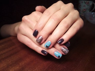 Manikürcü onu mükemmel bir manikürcüye dönüştürdü. Ellerinde cilalı jöle vardı ve müşteri mutluydu.