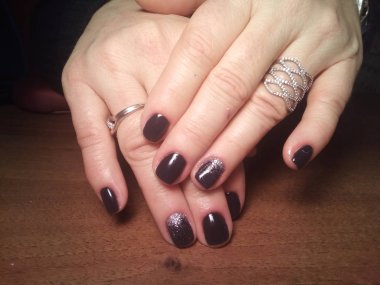 Manikürcü onu mükemmel bir manikürcüye dönüştürdü. Ellerinde cilalı jöle vardı ve müşteri mutluydu.