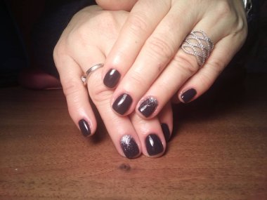 Manikürcü onu mükemmel bir manikürcüye dönüştürdü. Ellerinde cilalı jöle vardı ve müşteri mutluydu.