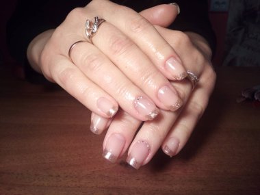 Manikürcü onu mükemmel bir manikürcüye dönüştürdü. Ellerinde cilalı jöle vardı ve müşteri mutluydu.