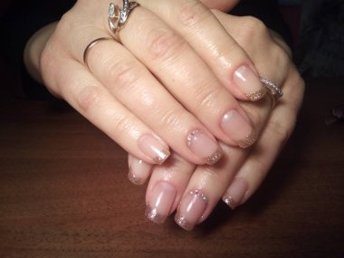 Manikürcü onu mükemmel bir manikürcüye dönüştürdü. Ellerinde cilalı jöle vardı ve müşteri mutluydu.