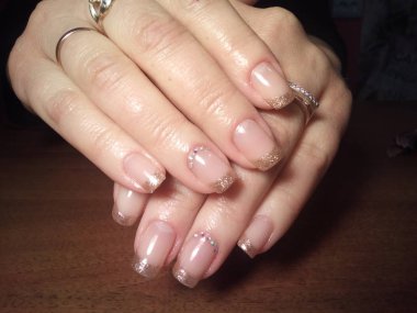 Manikürcü onu mükemmel bir manikürcüye dönüştürdü. Ellerinde cilalı jöle vardı ve müşteri mutluydu.