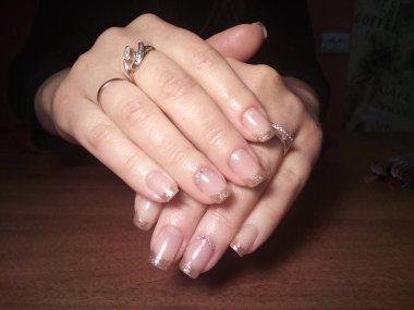 Manikürcü onu mükemmel bir manikürcüye dönüştürdü. Ellerinde cilalı jöle vardı ve müşteri mutluydu.