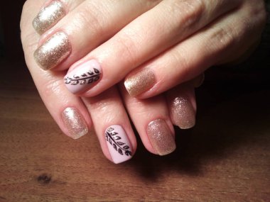 Manikürcü onu mükemmel bir manikürcüye dönüştürdü. Ellerinde cilalı jöle vardı ve müşteri mutluydu.