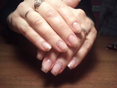 Manikürcü onu mükemmel bir manikürcüye dönüştürdü. Ellerinde cilalı jöle vardı ve müşteri mutluydu.