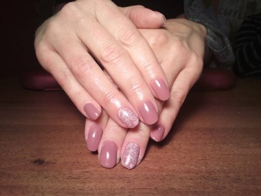 Manikürcü onu mükemmel bir manikürcüye dönüştürdü. Ellerinde cilalı jöle vardı ve müşteri mutluydu.